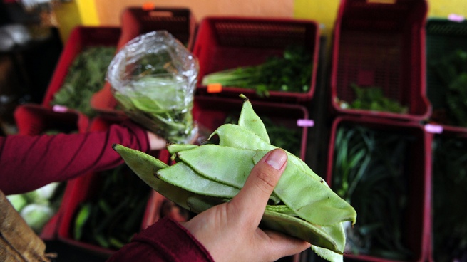 The ban on plastic packaging for fruits and vegetables is in force in France