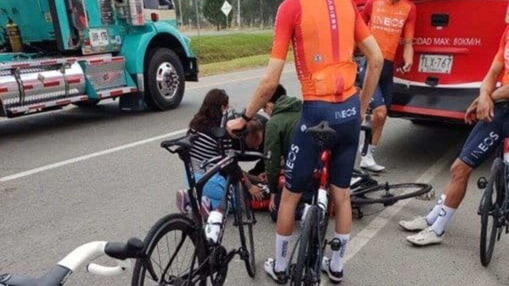 Egan Bernal sufre un accidente con un autobús mientras entrena