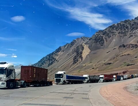 There are 2,700 trucks stranded in Cristo Redentor pass due to new Chilean requirements