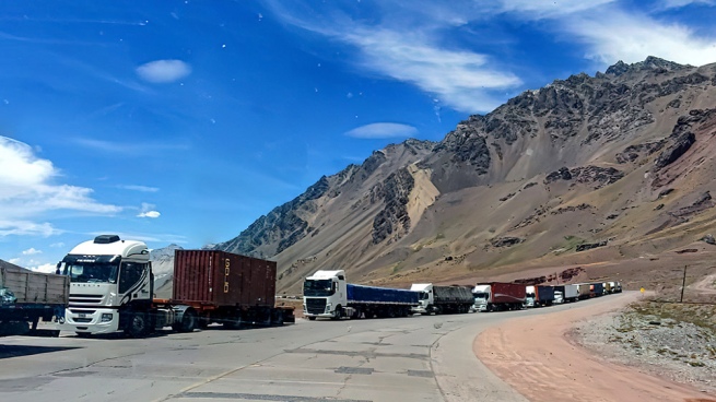 There are 2,700 trucks stranded in Cristo Redentor pass due to new Chilean requirements