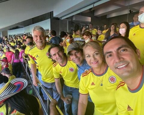 They accuse of "lump of salt"" to presidential candidates who attended the Colombia-Peru match