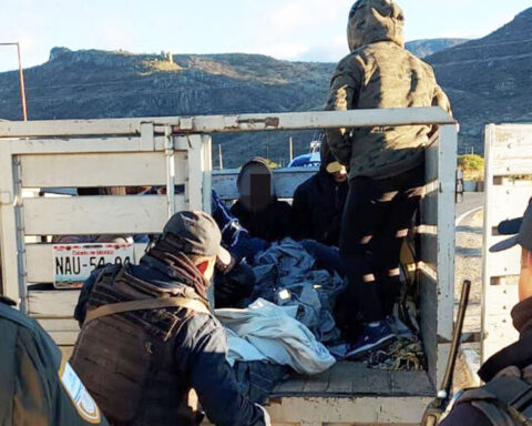 They intercept a van with three Cuban migrants on an embankment in Oaxaca, Mexico