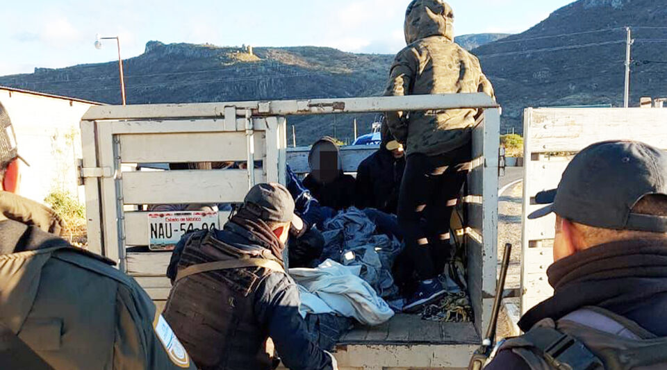 They intercept a van with three Cuban migrants on an embankment in Oaxaca, Mexico