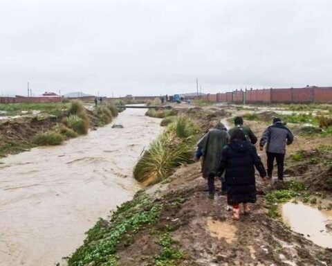 They rescue the lifeless body of a minor who was dragged by a storm in Oruro