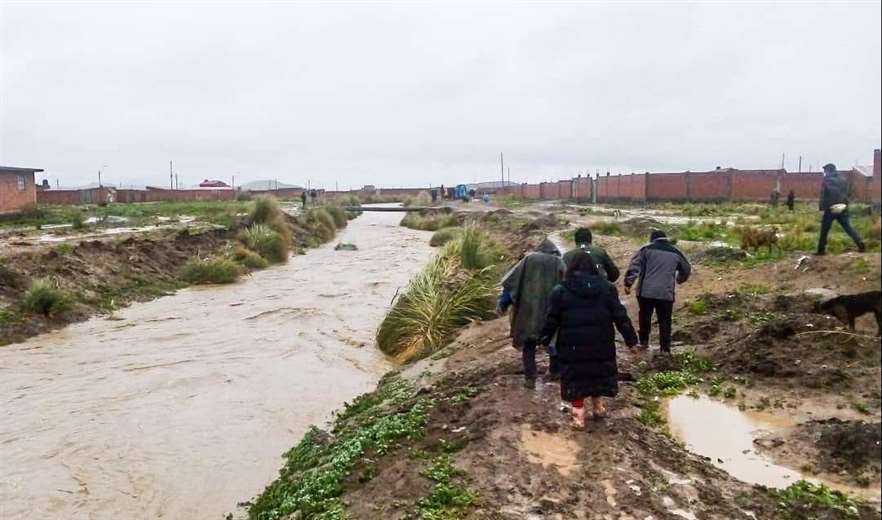 They rescue the lifeless body of a minor who was dragged by a storm in Oruro