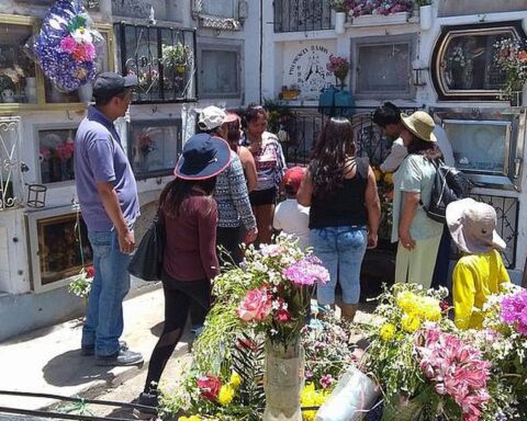 They sell land for 80 mausoleums in the La Apacheta cemetery