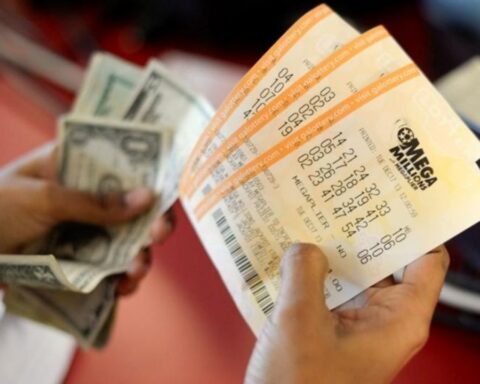 Two Chileans have already won in the US MegaMillions without leaving their home.  The well accumulates USD$421 million