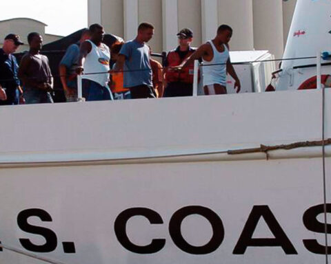 US Coast Guard rescue 19 Cubans who were shipwrecked near the Florida Keys