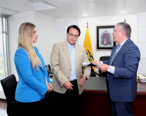 Villavicencio justifies trip to Colombia to deliver report on fictitious exports