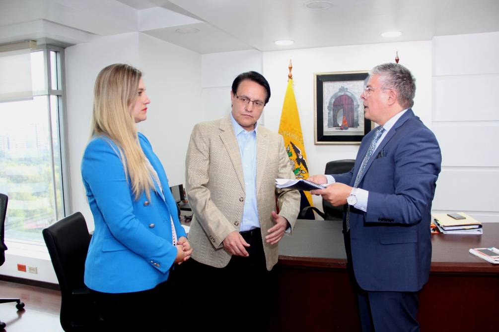 Villavicencio justifies trip to Colombia to deliver report on fictitious exports