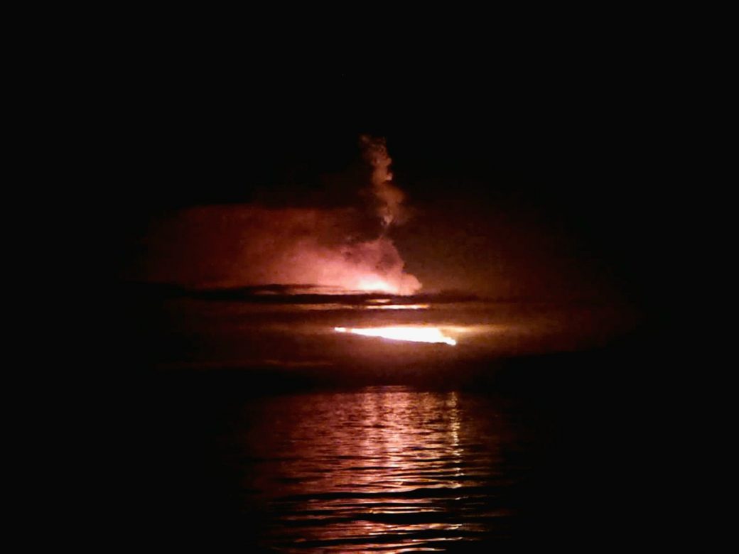 Imagen del volcán Wolf en erupción. Foto: Guardaparque Wilson Cabrera