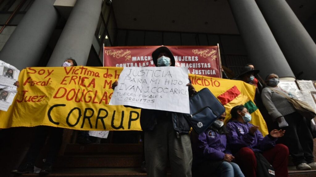 Women's march against violence and corruption reaches the Court of Justice