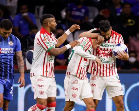 1-2: Necaxa surprises Cruz Azul