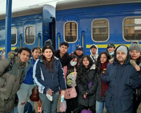 Estudiantes de Zaporizhzhia salen en trenes de evacuación