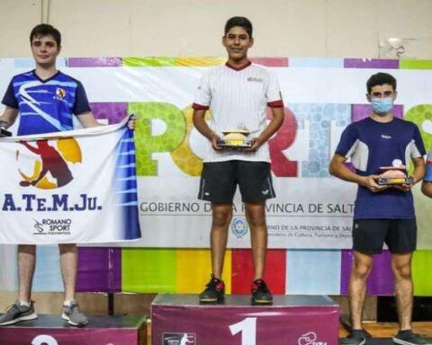 A Bolivian on top of the podium in the Argentine Table Tennis Grand Prix