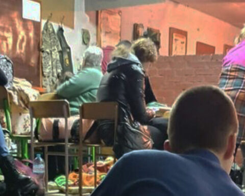 A Cuban baseball player passes the "saddest night of his life" with his family in a shelter in Kiev