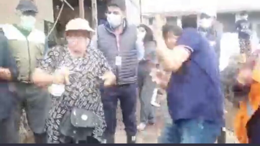 A citizen threw mud at the Mayor of Quito