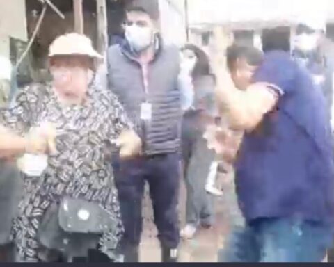 A citizen threw mud at the Mayor of Quito