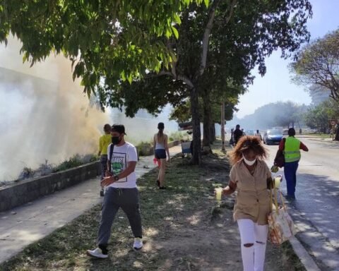 A fire in the brush forces the evacuation of a bus stop in Havana