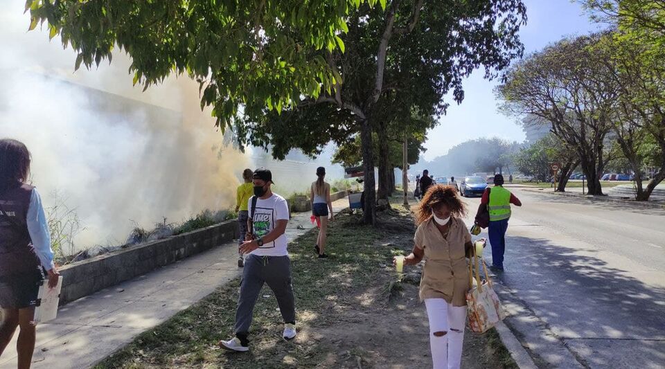 A fire in the brush forces the evacuation of a bus stop in Havana