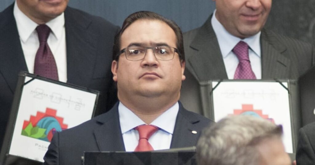 A judge denies suspending the arrest warrant against Javier Duarte for disappearances