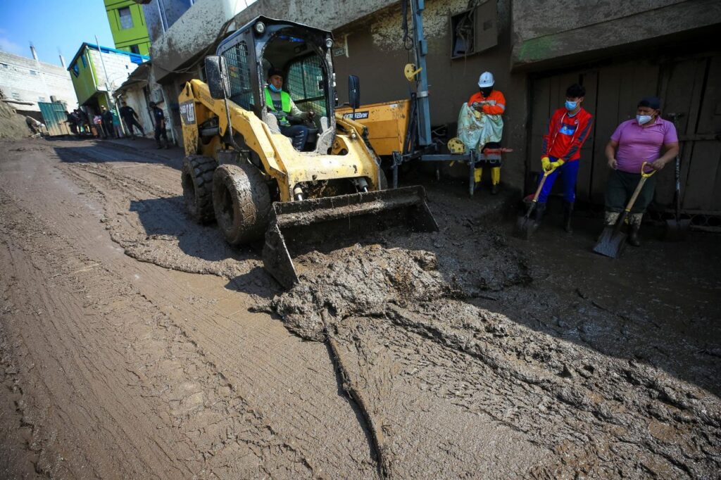 A minga helped clean the streets of Quito affected by the flood