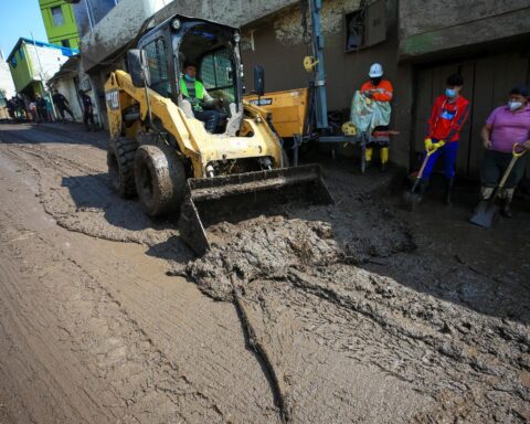 A minga helped clean the streets of Quito affected by the flood