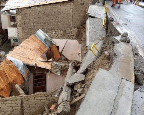 A wall and part of the sidewalk falls in Villa San Antonio and affects a house