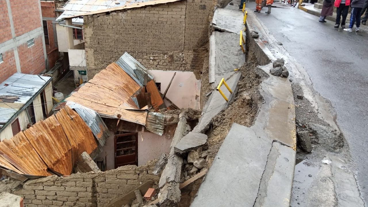 A wall and part of the sidewalk falls in Villa San Antonio and affects a house