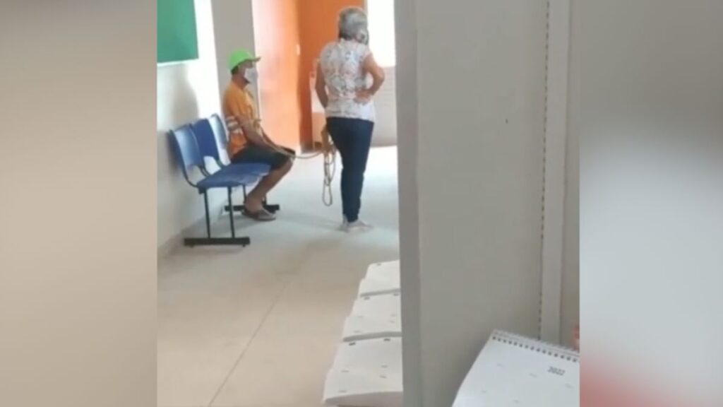 A woman brought her husband tied to the medical center to make sure he gets vaccinated