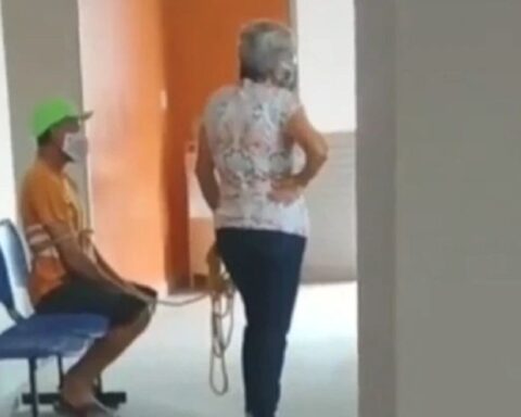 Una mujer ata con una cuerda a su marido y lo obliga a vacunarse.