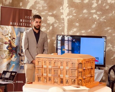 Juan Francisco Cazorla, junto a su maqueta ganadora del concurso del proyecto arquitectónico.