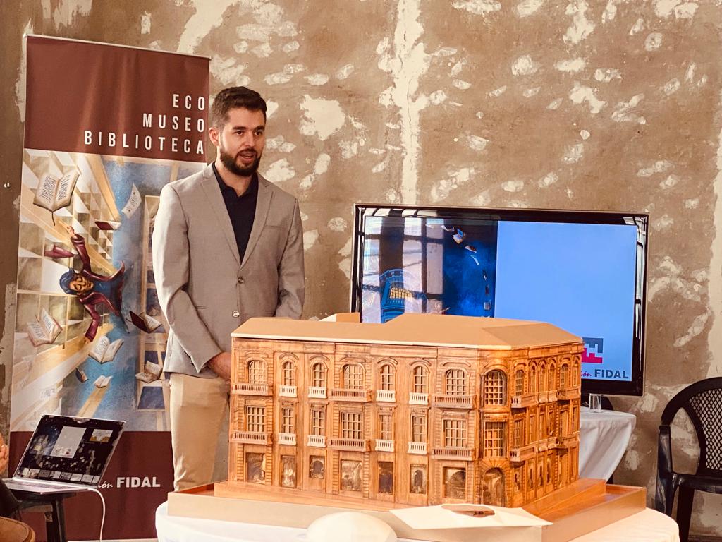 Juan Francisco Cazorla, junto a su maqueta ganadora del concurso del proyecto arquitectónico.