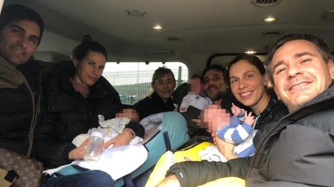 Argentine families and their babies by surrogate wombs arrived in Poland