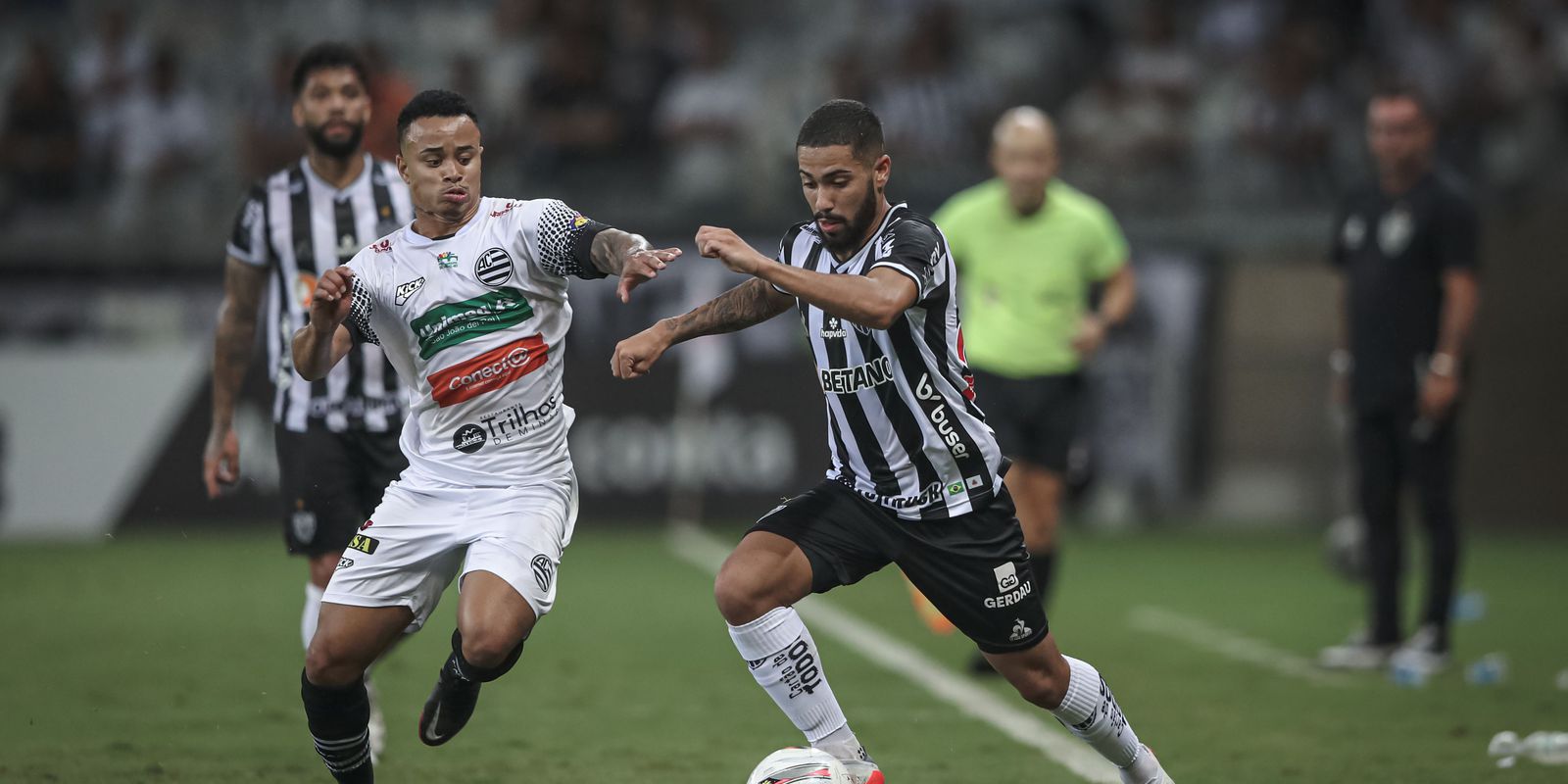 Atlético beats Athletic with controversial penalty and becomes leader in Mineiro