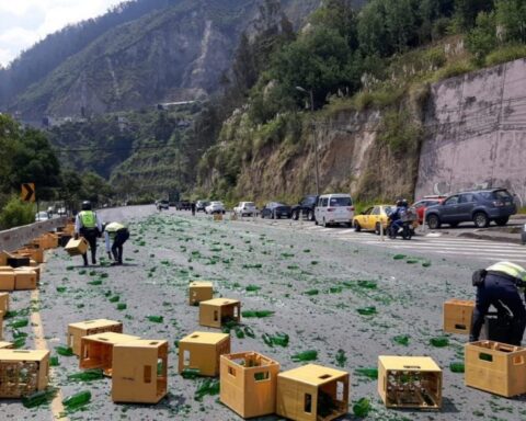 Beer truck accident caused traffic in Quito