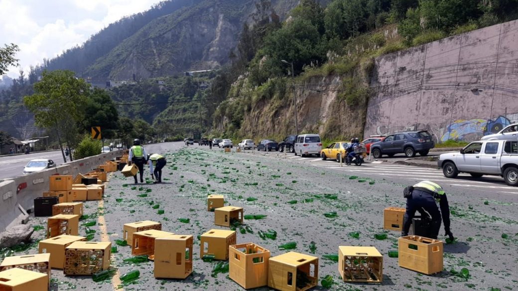 Beer truck accident caused traffic in Quito