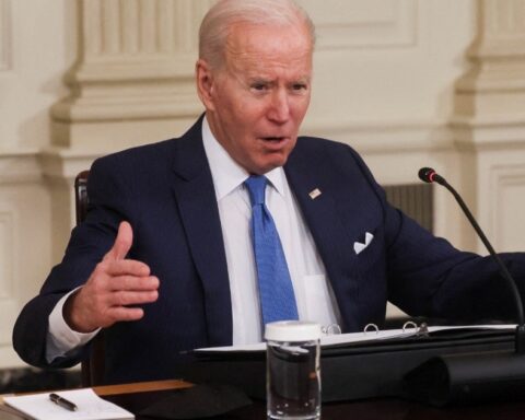 Biden warns Putin that the West is prepared to respond immediately after an invasion of Ukraine