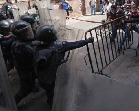 CNTE and police from Michoacán face each other in a day of protests