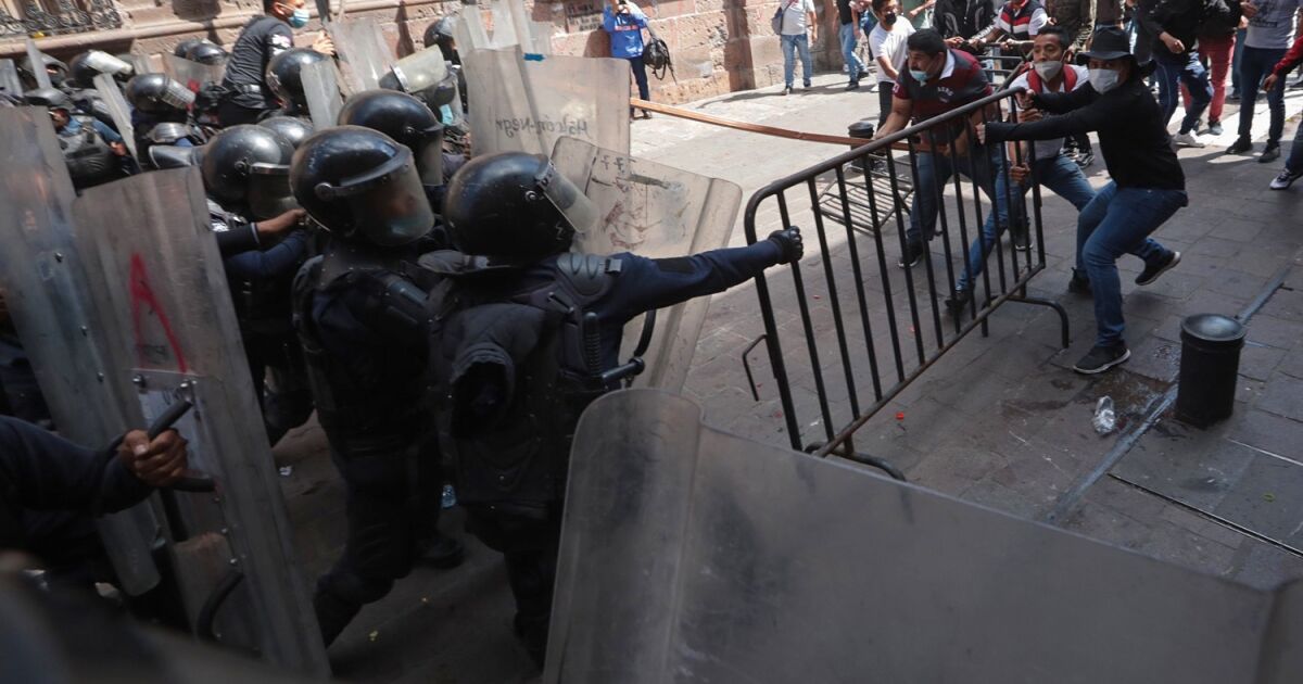 CNTE and police from Michoacán face each other in a day of protests