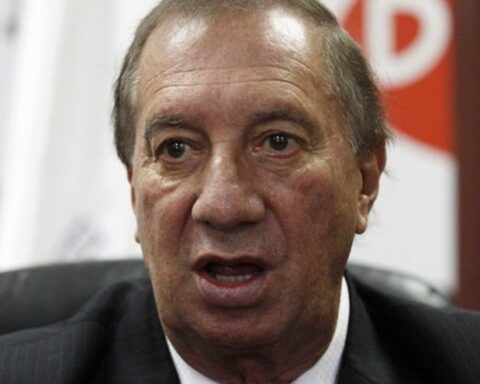 Carlos Bilardo receives tribute from Conmebol