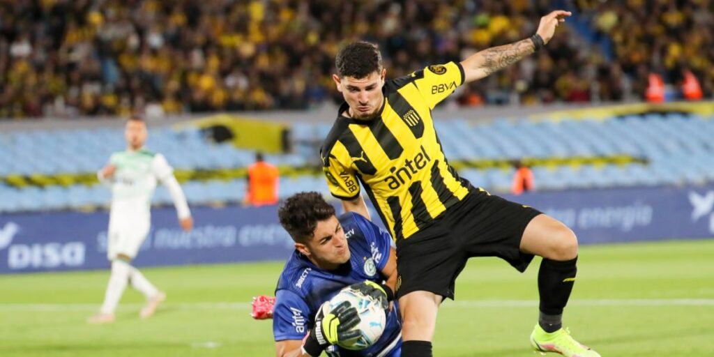 Champion Peñarol debuts with defeat against Fénix