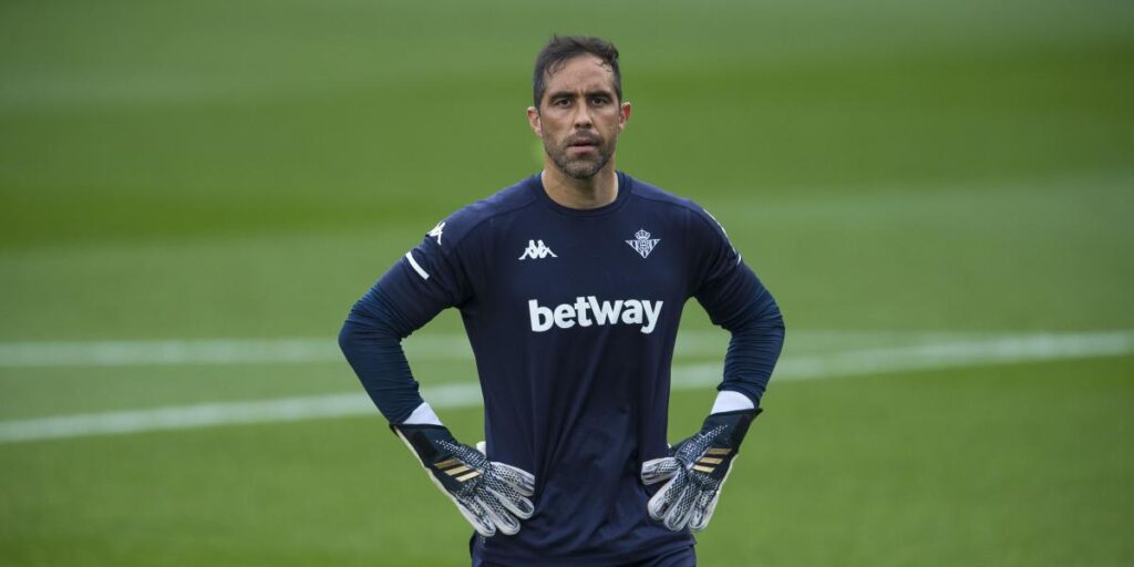 Claudio Bravo is injured again in Chile-Argentina