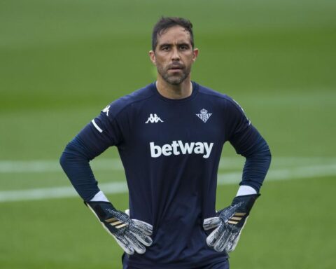 Claudio Bravo is injured again in Chile-Argentina