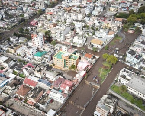 Closed roads and changes in public transport due to flood in Quito