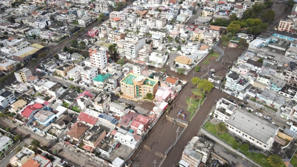 Closed roads and changes in public transport due to flood in Quito