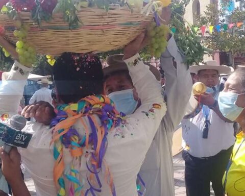 Compadres in Tarija celebrate defying the pandemic