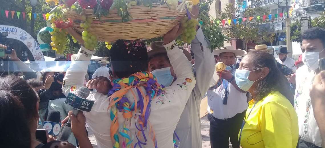 Compadres in Tarija celebrate defying the pandemic