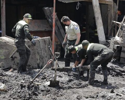 Debris from the landslide in Quito goes to the Bicentennial