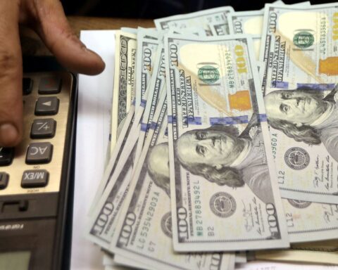 Dollar hits five-month low despite tensions in Ukraine